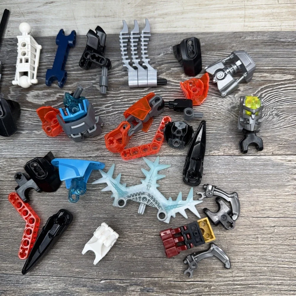 LEGO BIONICLE  Loose Pieces (helmet, Swords, Attachments) - Picture 4 of 4